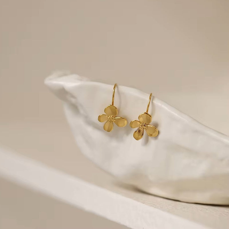 Gentle Curve Studs earings
