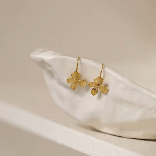 Gentle Curve Studs earings