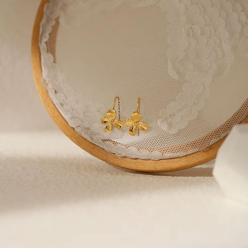 Gentle Curve Studs earings